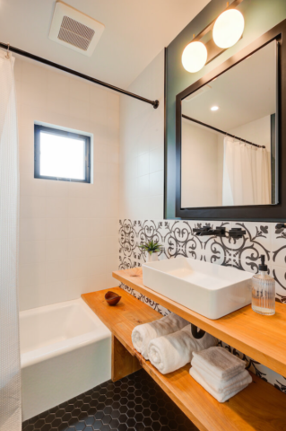 Surrey Fleetwood – Complete Home renovation ( main bathroom sink, mirror and bathtub)- Refresh Home Renovations